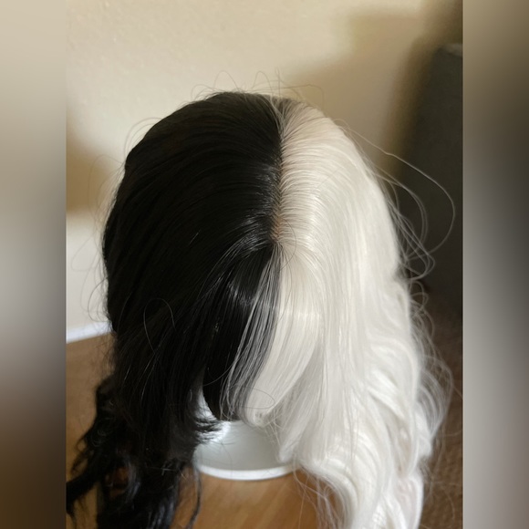 Cruella De vil Halloween wig - Picture 9 of 13